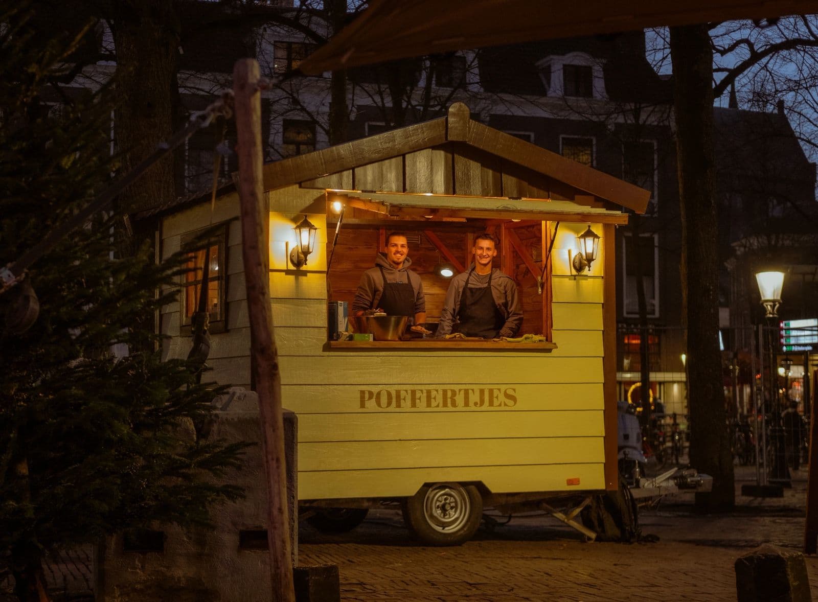 Het professionele Poffertjeshuisje, sfeervol verlicht in de avond